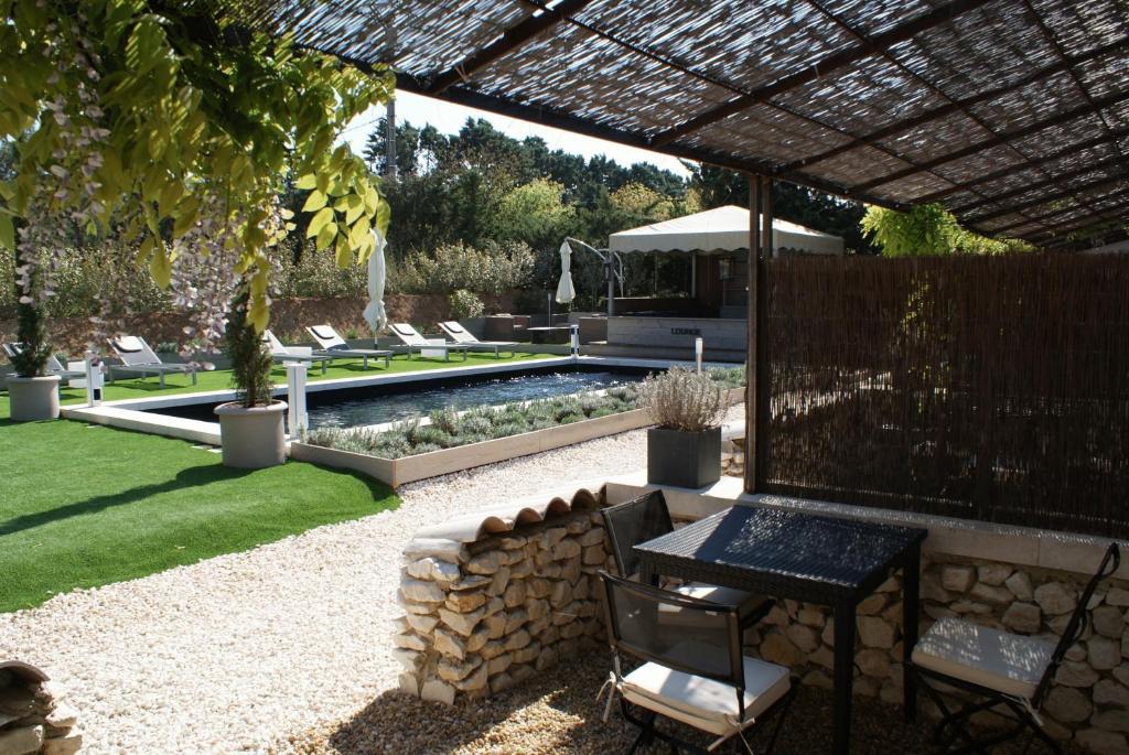 L'Auberge De L'Aubergine Eygalières Extérieur photo